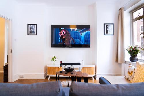 Marylebone High Street 2BR Apt - Tap to explore photos