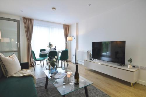 Modern 2 Bedroom Apartment Steps from Vauxhall St - Tap to explore photos