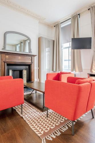 Unbeatable location in Camden-spacious studio flat - Tap to explore photos