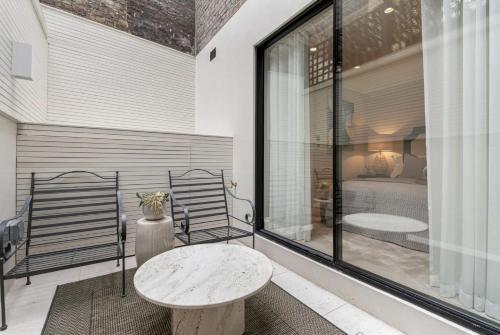 Upper Wimpole London Apartment - Tap to explore photos