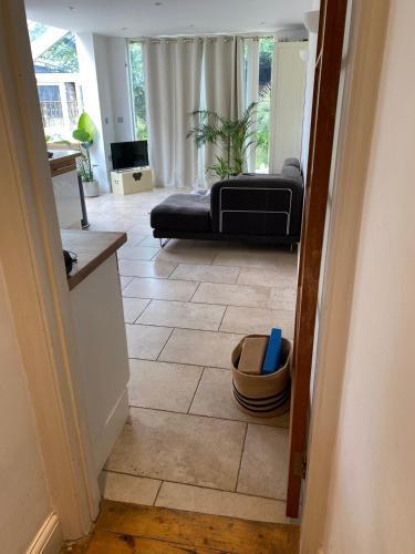 Modern, Spacious 1 Bedroom Garden Flat SW18 - Tap to explore photos