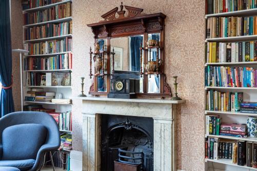 Ultra Central London, Modern Flat in Leafy Street - Tap to explore photos