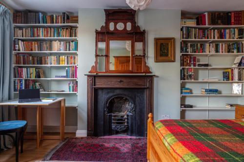 Ultra Central London, Modern Flat in Leafy Street - Tap to explore photos