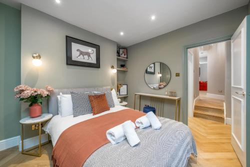 Victorian Blue - 2 bedroom flat Pimlico - Tap to explore photos