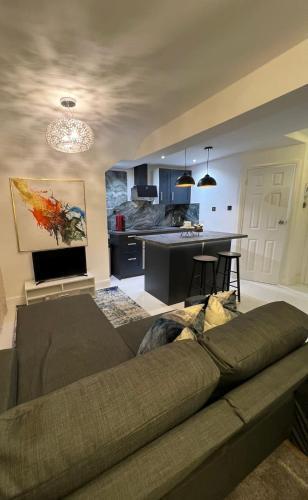 Newly renovated Modern studio apartment in West Kensington - Tap to explore photos