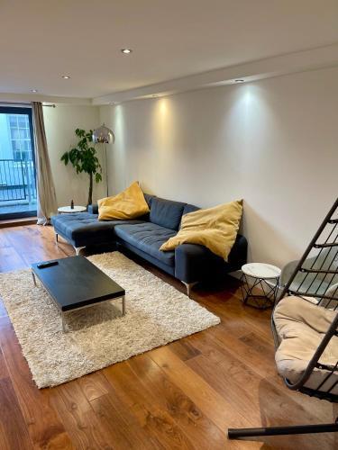 1 Bedrooom Flat located Angel Zone 1 London - Tap to explore photos