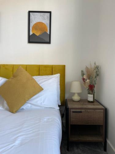 2 bed flat West Kensington/Fulham - Tap to explore photos