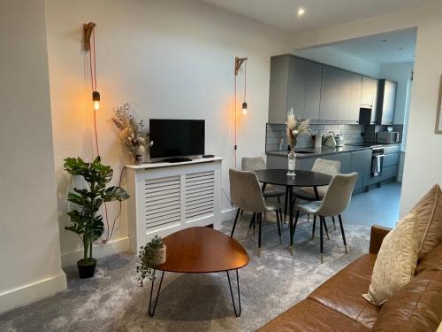 2 bed flat West Kensington/Fulham - Tap to explore photos