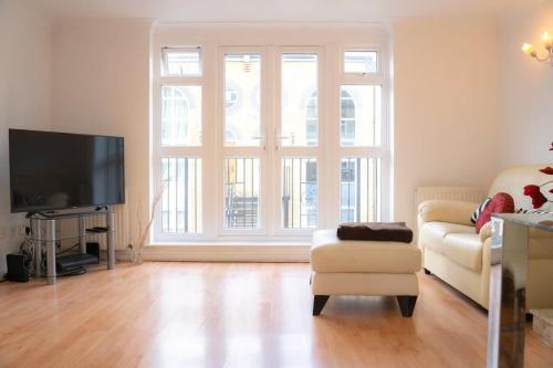 Tower Bridge 3-Storey Designer Townhouse with Views - Tap to explore photos