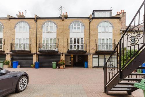 Tower Bridge 3-Storey Designer Townhouse with Views