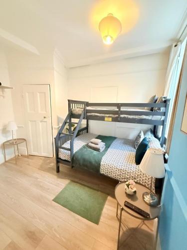 Wandsworth Guest Studio 64 - Tap to explore photos