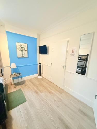 Wandsworth Guest Studio 64 - Tap to explore photos