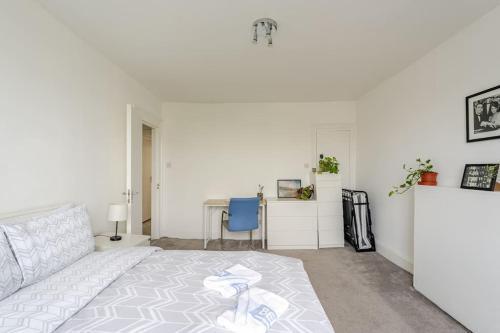 West Oasis - 6 sleeps - Notting Hill - Tap to explore photos
