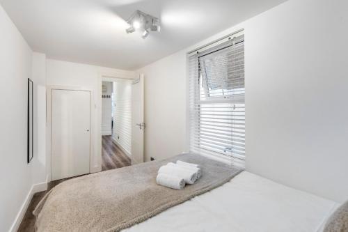 Notting Hill Retreat 2 Bedroom - Tap to explore photos