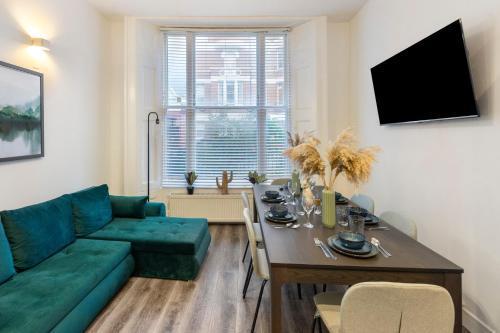 Notting Hill Retreat 2 Bedroom - Tap to explore photos