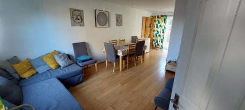 Nice 3 Bedroom House Wimbledon - Tap to explore photos
