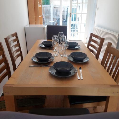 Nice 3 Bedroom House Wimbledon - Tap to explore photos