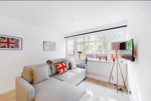 Modern 4BR Kings Cross - Patio & Balcony - Tap to explore photos