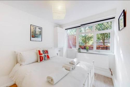 Modern 4BR Kings Cross - Patio & Balcony - Tap to explore photos
