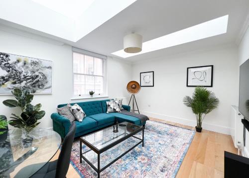 Museum St Central Soho Townhouse - Tap to explore photos