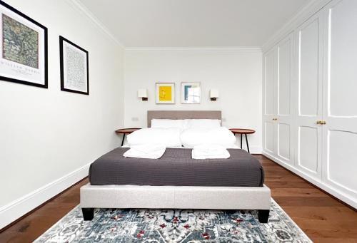 Museum St Central Soho Townhouse - Tap to explore photos