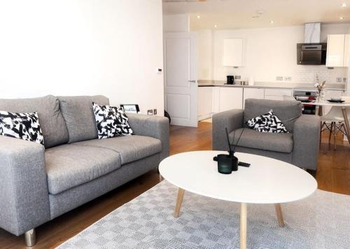 Beautiful 2 Bed Apartment In Bow - Tap to explore photos
