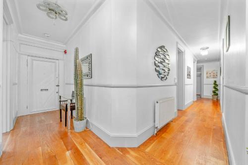 Brilliant 6 Bed Flat in London - Tap to explore photos