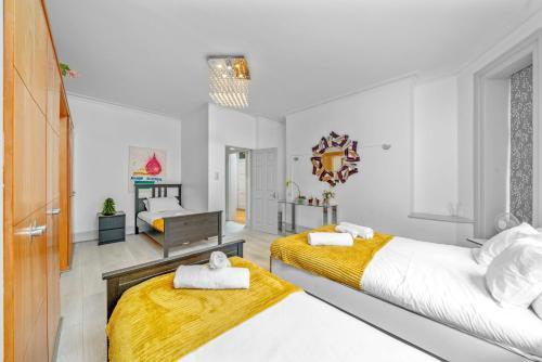 Brilliant 6 Bed Flat in London - Tap to explore photos