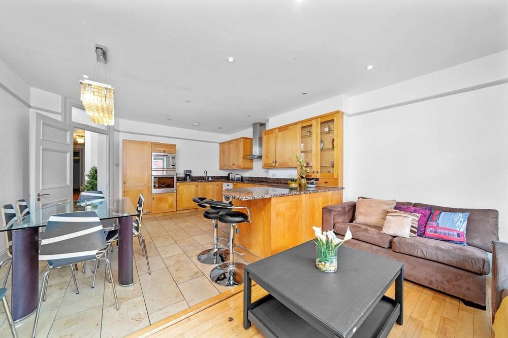 Brilliant 6 Bed Flat in London - Tap to explore photos