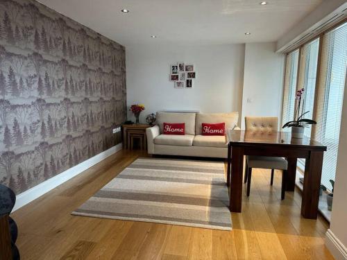 Bright and spacious flat in Wimbledon, London - Tap to explore photos