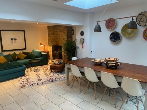Beautiful London Victorian house, sleeps 12 - Tap to explore photos