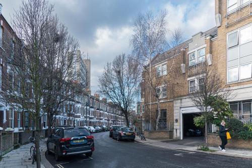 Blue Notes One Bedroom in Westbourne Park - Tap to explore photos