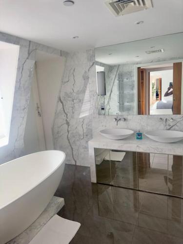 Penthouse 3bed3bath strand - Tap to explore photos