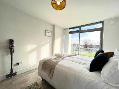 C7501, Luxury 2 bedroom flat in Wembley - Tap to explore photos