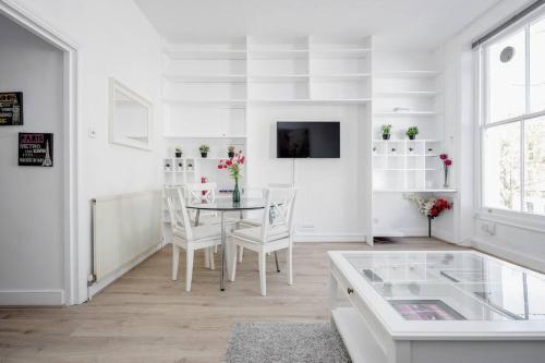 Bright 1-Bedroom Apt in Chelsea - Tap to explore photos