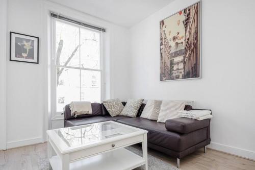 Bright 1-Bedroom Apt in Chelsea - Tap to explore photos