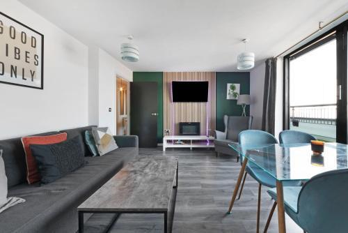 Penthouse w/ Hot Tub near Stratford, Westfield - Tap to explore photos
