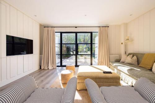 Battersea Set – 3 Bedroom Home with Garden - Tap to explore photos