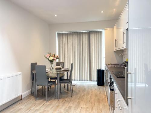 Wembley Stadium, Modern&Cozy Apartment with Garden - Tap to explore photos