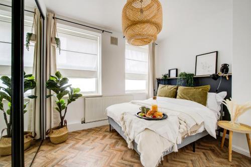 Brick Lane Apartment - Tap to explore photos