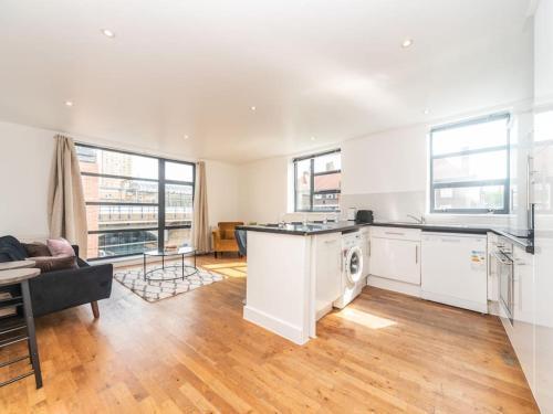 Bright & Modern 2-Bed Apartment in Vibrant East London - Tap to explore photos