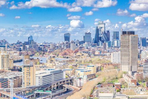Canary Wharf 2 Bedroom Luxury Apartment - Tap to explore photos