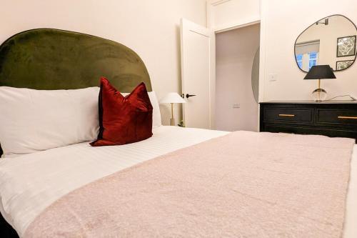 Be London - Farringdon Apartments - Tap to explore photos