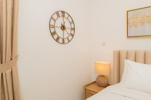 Dubai Marina - 1BHK Apartment - Tap to explore photos