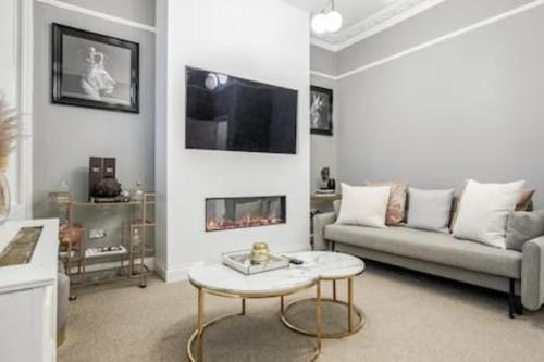 Beautiful refurbished 2bed2bath next to Hyde Park - Tap to explore photos