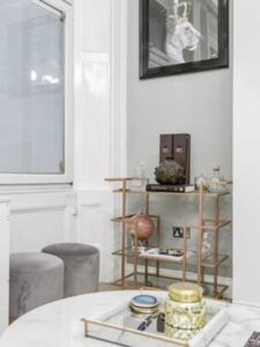 Beautiful refurbished 2bed2bath next to Hyde Park - Tap to explore photos