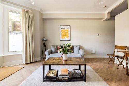 Olympia's Torch 1 Bedroom in Kensington - Tap to explore photos