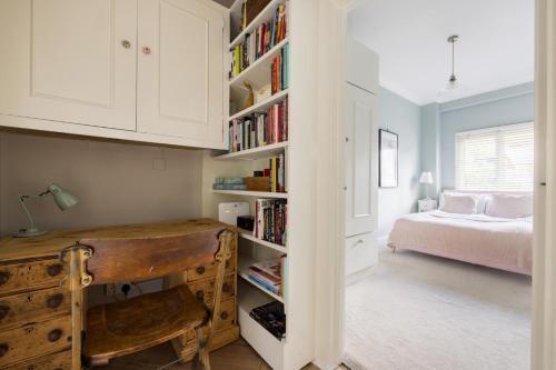 Olympia's Torch 1 Bedroom in Kensington - Tap to explore photos
