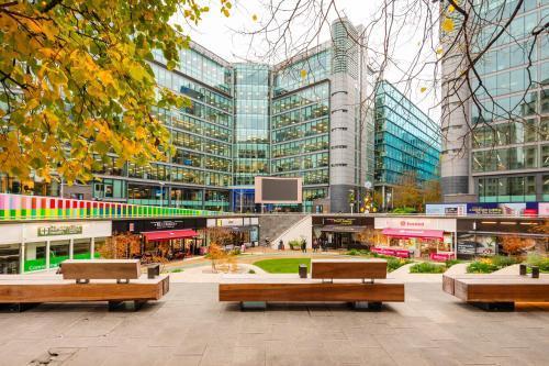 Paddington Basin View Apartment - Tap to explore photos