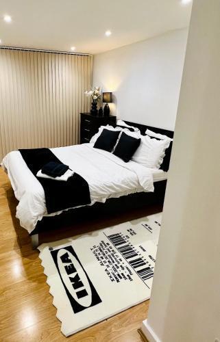 Canary Luxury Modern 1 bedroom Apartment